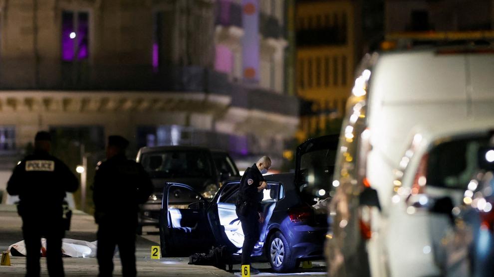 La policía francesa investiga en París en el lugar de los hechos