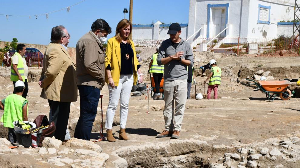 La alcaldesa de Osuna, Rosario Andújar, ha visitado la zona en la que ha aparecido la necrópolis de época fenicia-púnica.