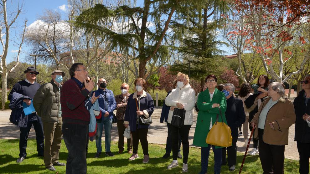 El profesor José Carrasquer habla con los asistentes a la actividad saludable en el parque de Los Fueros de Teruel.