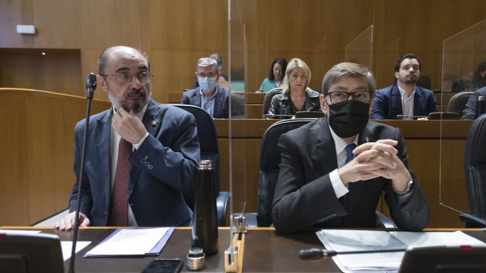 El presidente aragonés, Javier Lambán, y el vicepresidente, Arturo Aliaga, en la sesión de control de las Cortes, este miércoles.