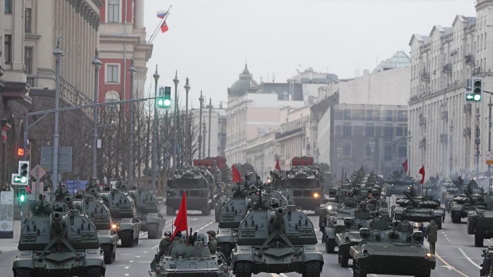 Russian service members drive armoured vehicles before a rehearsal for the Victory Day military parade in Moscow, Russia April 28, 2022. REUTERS/Maxim Shemetov WW2-ANNIVERSARY/RUSSIA-PARADE-REHEARSAL