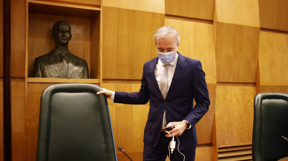 Jorge Azcón, alcalde de Zaragoza, en el pleno de este viernes