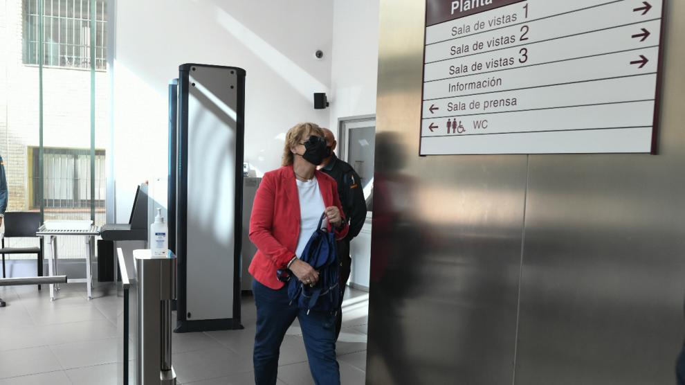 La exalcaldesa de La Muela María Victoria Pinilla, en la Audiencia de Zaragoza