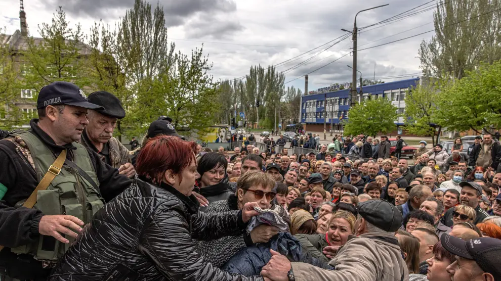 Vecinos de Zaporizhzhia, una localidad fronteriza, se congregan a la espera de poder recibir ayuda humanitaria.