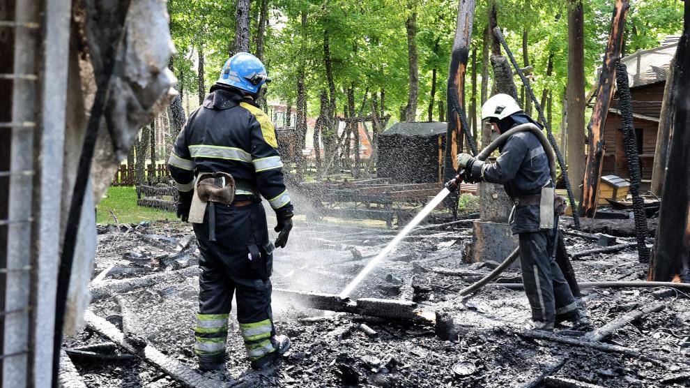Bomberos extinguen un incendio en un área de juegos infantil en Kharkiv