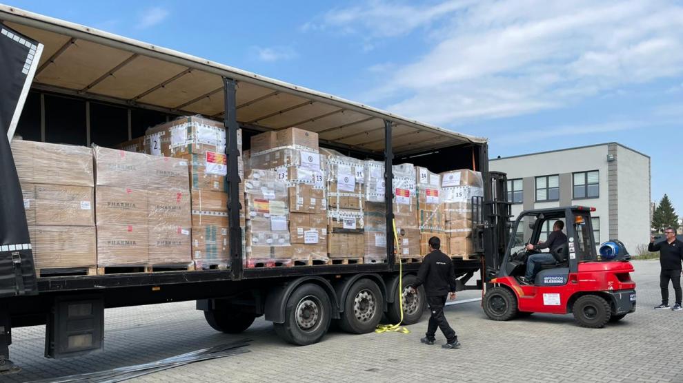 Casi 3.000 kilómetros ha recorrido el camión aportado de forma gratuita por la empresa vitoriana Alegría Activity para llevar el material.