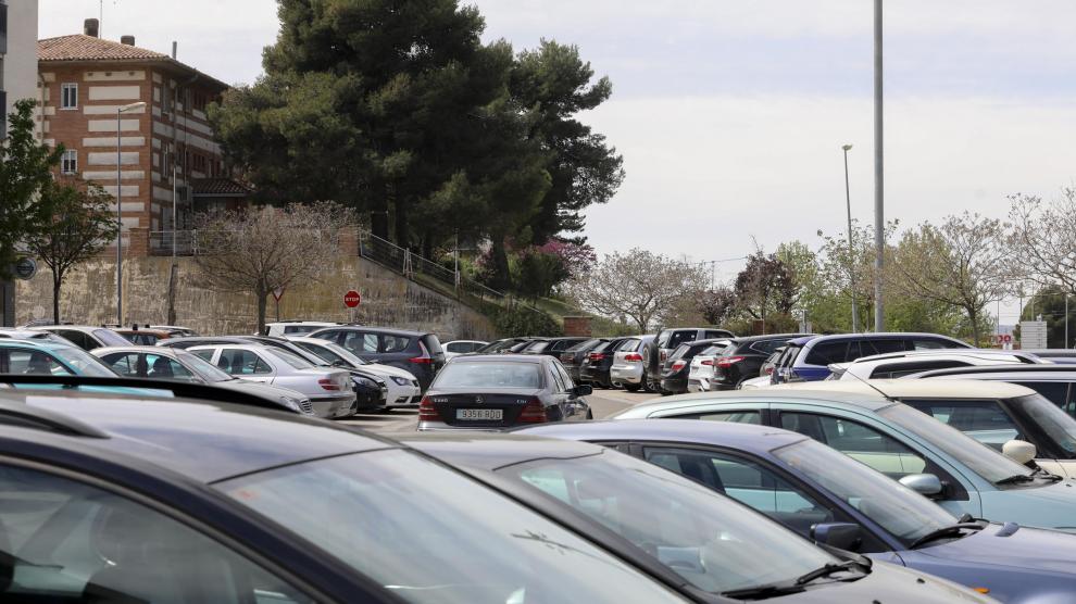 Coches aparcados en los alrededores del hospital San Jorge de Huesca.