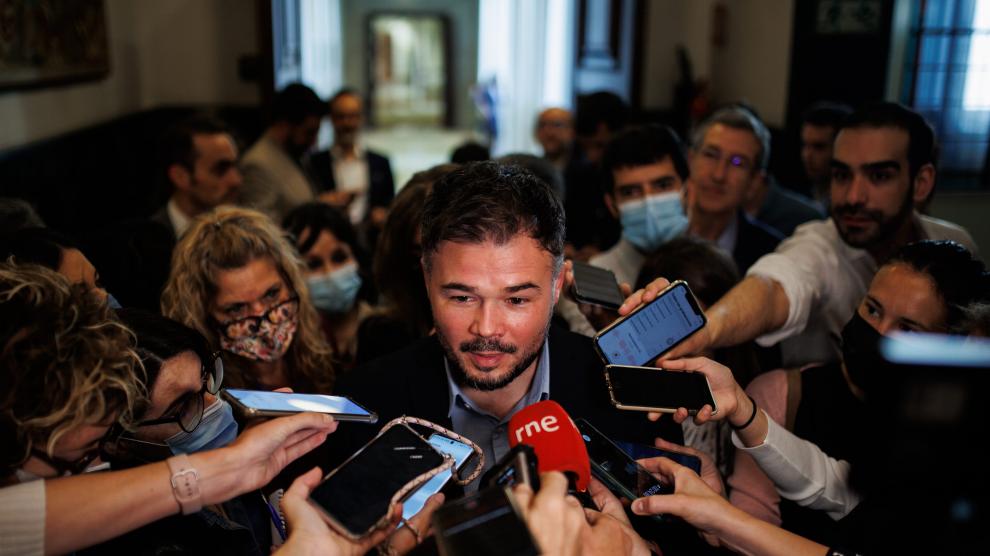 El portavoz de ERC en el Congreso, Gabriel Rufián, responde a los medios a su llegada al Congreso de los Diputados.