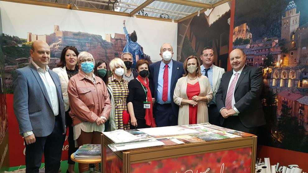 Mayte Pérez y Manuel Rando, que han inaugurado la feria, en el estand de la Diputación de Teruel acompañados de otros políticos y autoridades.
