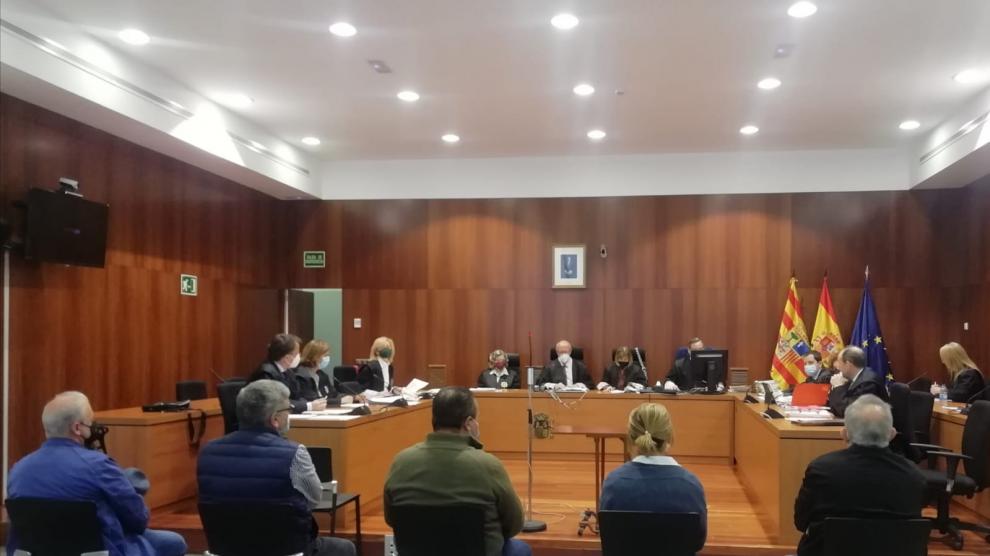 Los acusados, durante la primera sesión del juicio celebrada ayer en la Audiencia Provincial de Zaragoza.