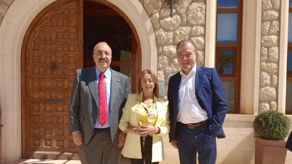 De izquierda a derecha, Manuel Rando, Sonia Palacio y Clemens Tönnies, a las puertas del Ayuntamiento de Calamocha.