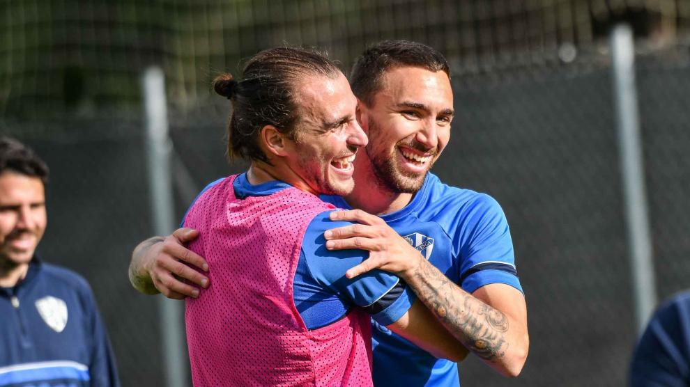 Ignasi Miquel y Poveda se abrazan durante un entrenamiento con la SD Huesca.