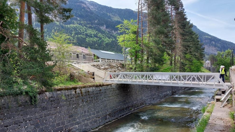 La nueva pasarela que conecta la travesía de Canfranc Estación con la explanada de la antigua estación ferroviaria.