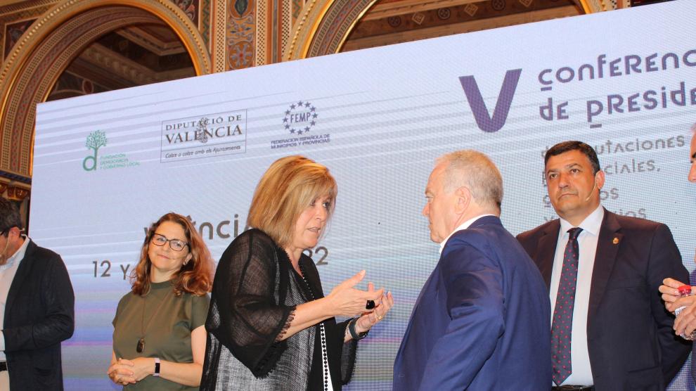 Miguel Gracia conversa con la presidenta de la Diputación de Barcelona, Nuria Marín.