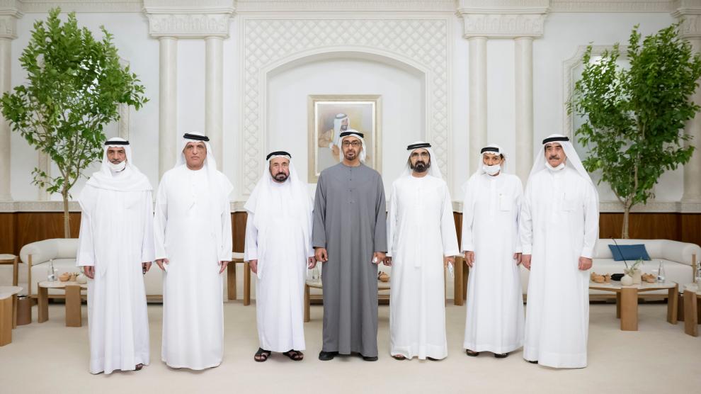 Sheikh Mohammed Bin Zayed, de gris, acompañado de sus valedores.