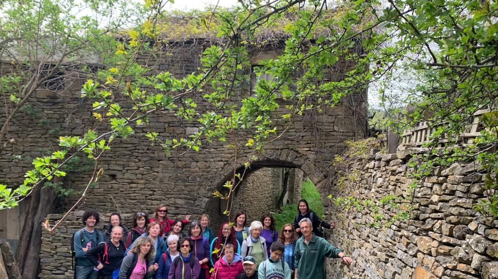 Alumnos y profesores que participaron en la salida por el valle de Belsué.