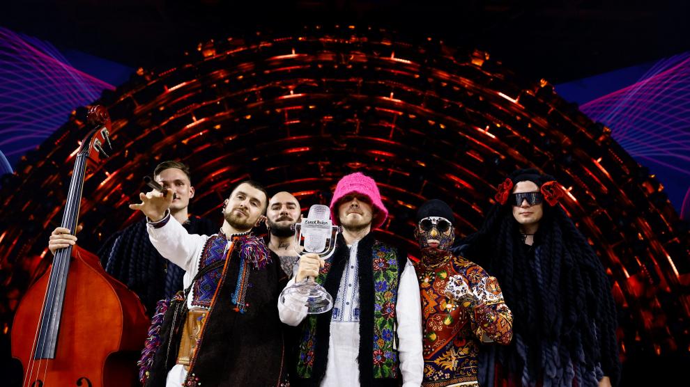 Kalush Orchestra, de Ucrania, con el micrófono de cristal que les acredita como ganadores de Eurovisión 2022.