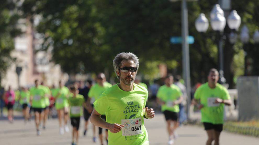 El parque Grande José Antonio Labordeta se ha convertido este domingo por la mañana en un hervidero de gente. Cientos de corredores han participado en las dos pruebas de la VIII Carrera solidaria de Atades, en una mañana llena de actividades y de ambiente festivo.