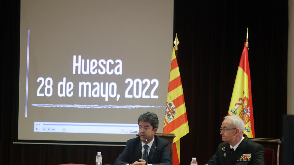 El alcalde de Huesca, Luis Felipe, y el Jefe de Estado Mayor de la Defensa, el almirante general Teodoro Esteban López Calderón.