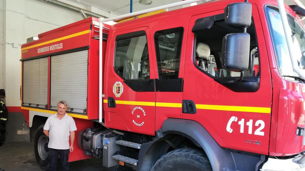 Juan Carlos Mañero junto a un camión de bomberos del parque de Móstoles.