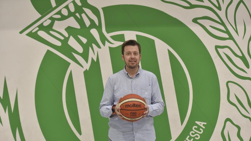 Antonio Orús, presidente del CB Peñas, en el Peñas Center delante del escudo del club.