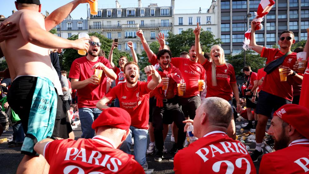 Los aficionados de Liverpool y Real Madrid han inundado las calles de París.