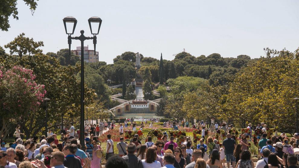 Miles de zaragozanos apuran las últimas horas del Zaragoza Florece en un parque Grande a rebosar.