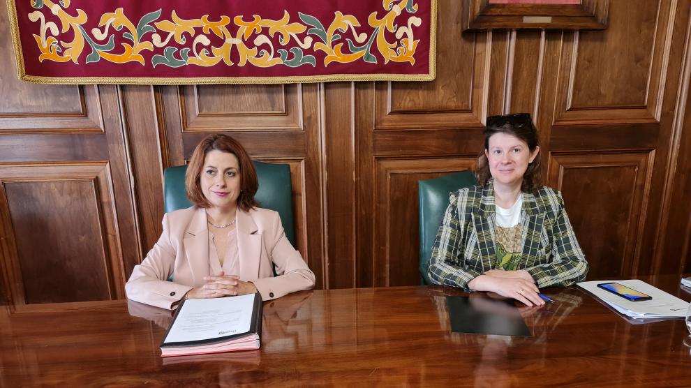 La alcaldesa, Emma Buj, a la izquierda, y la concejala de Personal, Ana Oliván.