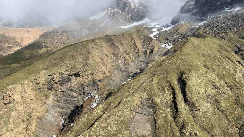 SENSITIVE MATERIAL. THIS IMAGE MAY OFFEND OR DISTURB A general view of a Tara Air plane crash site during the rescue operation at Thasang, Nepal May 30, 2022. Fishtail Air Pvt Ltd Captain Nikalas Fjellgren/Handout via REUTERS    ATTENTION EDITORS - THIS IMAGE HAS BEEN SUPPLIED BY A THIRD PARTY. NO RESALES. NO ARCHIVES. MANDATORY CREDIT. NEPAL-AIRLINE/