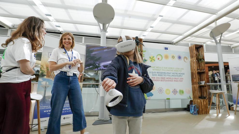 Una niña experimenta con la realidad virtual, una tecnología que puede aplicarse en educación.