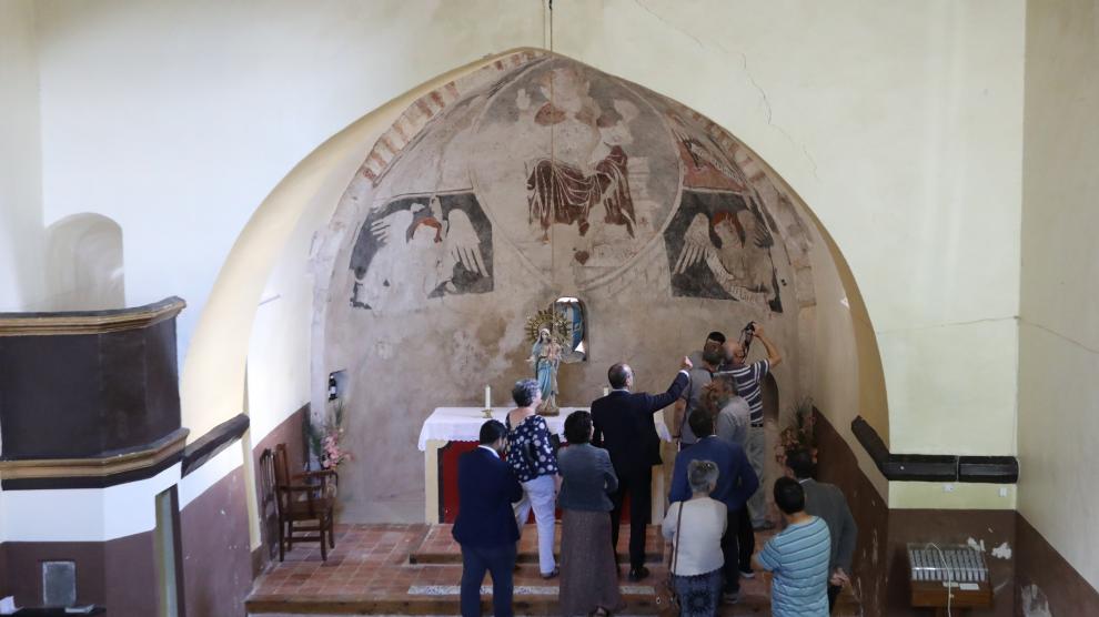 El consejero, durante la visita a las pinturas murales de la ermita de la Virgen del Consuelo.