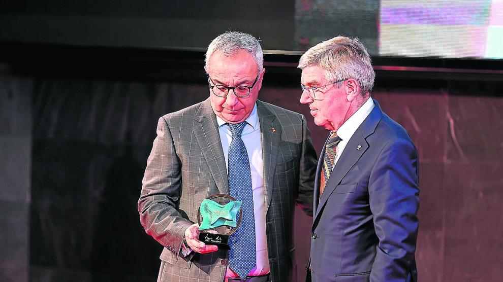 El presidente del COE, Alejandro Blanco, y el del COI, Thomas Bach, ayer en Madrid.