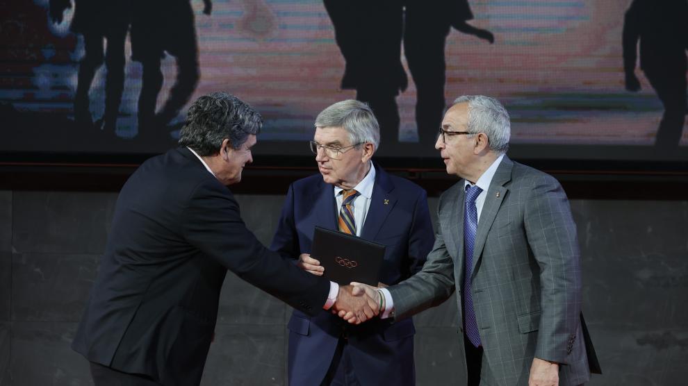 El presidente del COE, Alejandro Blanco, y el del COI, Thomas Bach, este miércoles en Madrid.