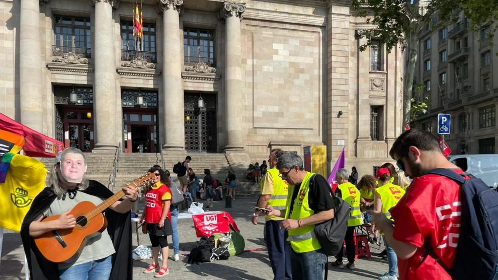 Representantes de CC.OO y UGT durante la acampada frente a la oficina principal de Correos en Barcelona el 19 de mayo.