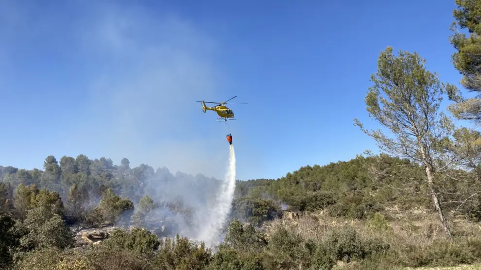 Un helicóptero trabaja en la extinción de un incendio forestal en la provincia de Huesca.