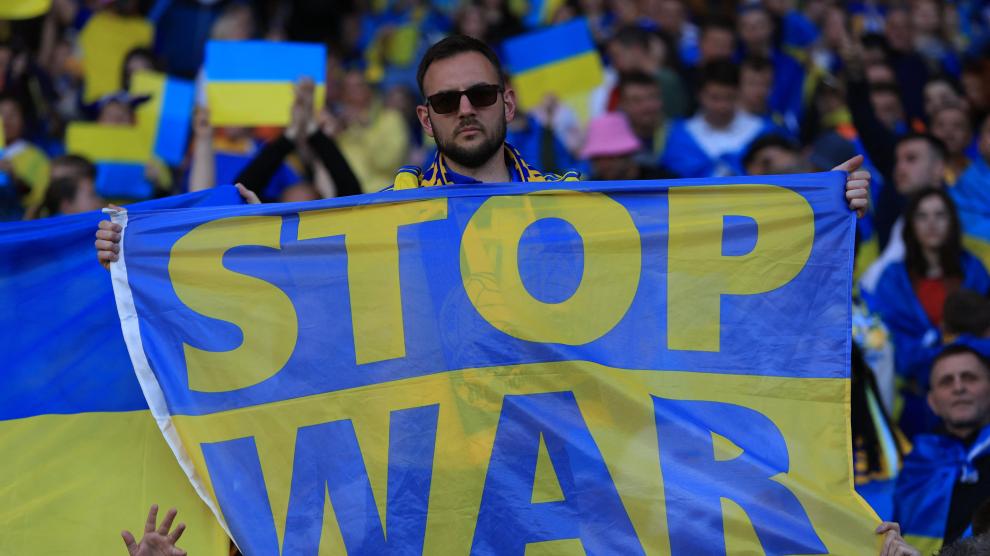 Una bandera ucraniana con el mensaje 'Stop War' durante el partido de este miércoles contra Escocia.
