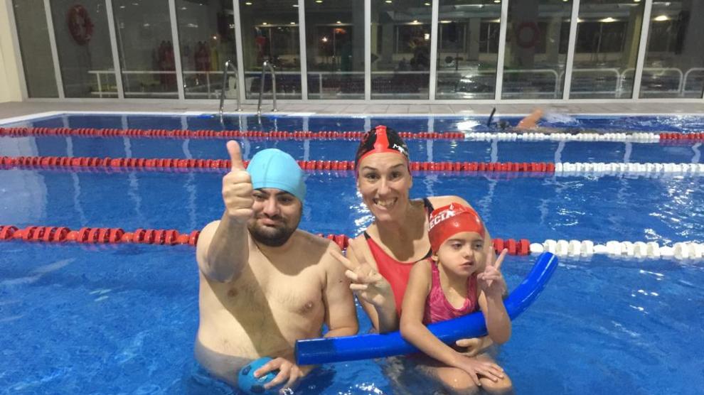Para las personas con sordoceguera, el agua es un medio seguro y donde estimulan su cuerpo.