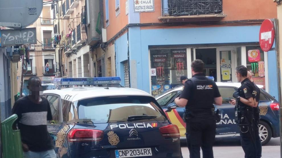 Agentes de la Policía Nacional en la calle Cerezo, cuando ocurrieron los hechos.