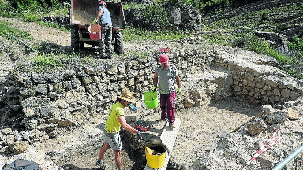 Arqueólogos y trabajadores de la Fundación Santa María excavan el nuevo torreón de la muralla.