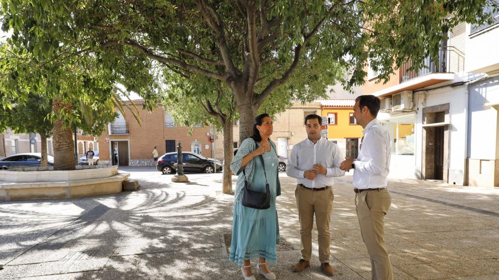 El consejero municipal de Participación y Relación con los Ciudadanos, Javier Rodrigo, y la concejal delegada de Barrios Rurales, Paloma Espinosa, han visitado la plaza tras la finalización de la obra, acompañados por el alcalde de Casetas, Jorge Eseverri