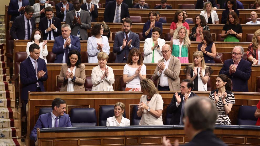 El presidente del Gobierno, Pedro Sánchez, es aplaudido tras intervenir en una sesión plenaria de este miércoles en el Congreso.