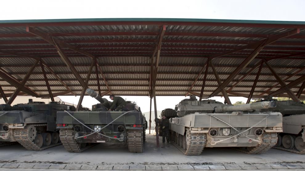 Un grupo de tanques Leopard aparcados al lado del campo de maniobras de San Gregorio, en 2012, poco antes de ser trasladados al cuartel de Casetas donde fueron desmontados hace diez años y se guardan.
