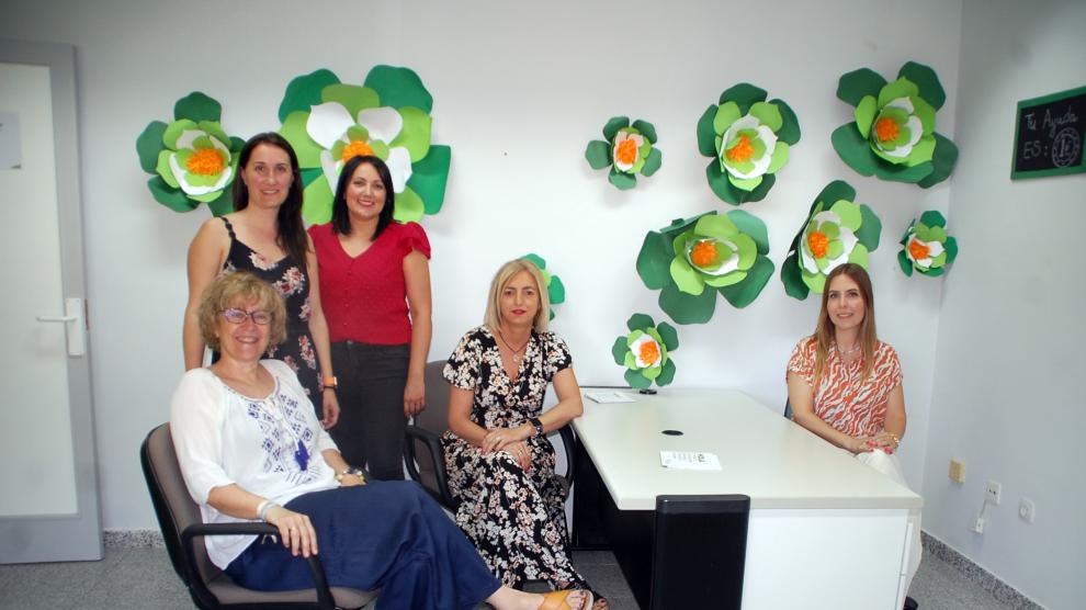 De izquierda a derecha, de pie, Carmen García y Blanca Villanúa y sentadas, Elena Royo, Susana Molina y Sira Izárbez.