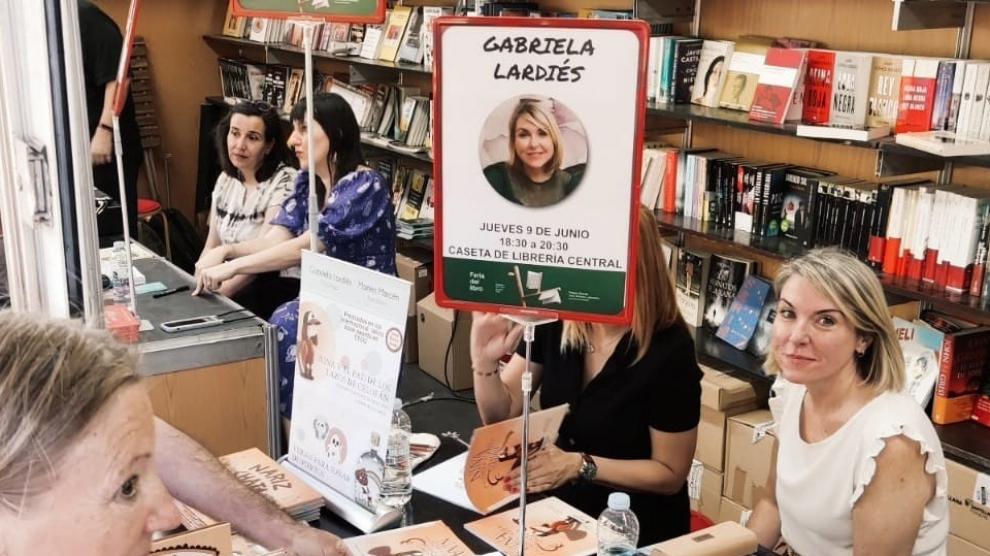 Gabriela Lardiés firmando libros en la Feria de Zaragoza.
