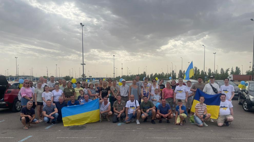 Grupo de participantes en la marcha de coches en apoyo al pueblo ucraniano.