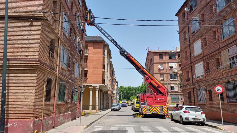 Labora de extinción del incendio declarado en la mañana de este sábado en Monzón.