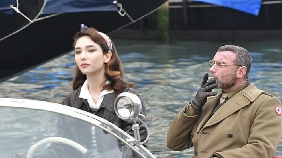 Matilda de Angelis y Liev Schreiber pasean en lancha por los canales venecianos en una escena del filme.