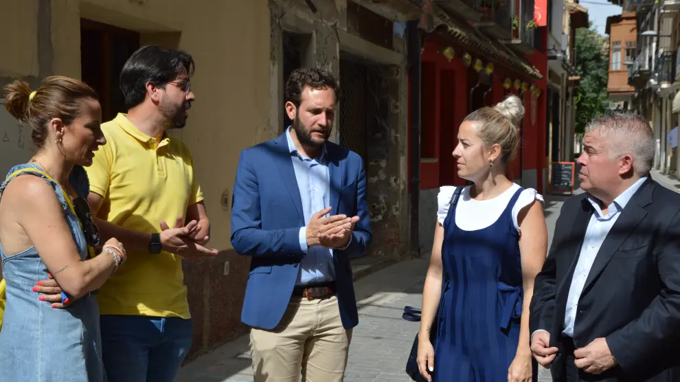 El alcalde de Monzón, Isaac Claver, junto a los organizadores de la campaña.