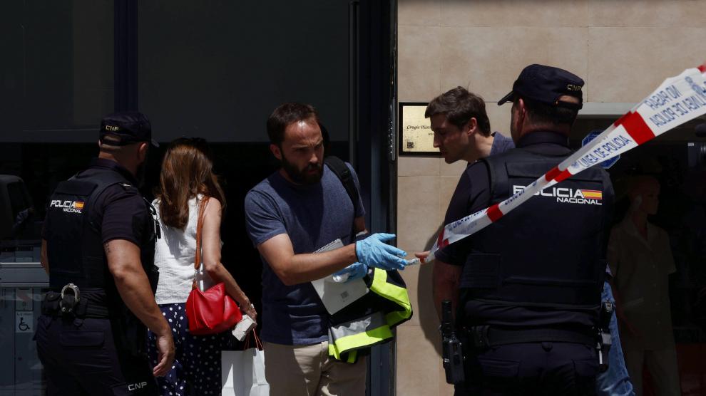 Miembros de la Policía Nacional en la vivienda de los hechos.
