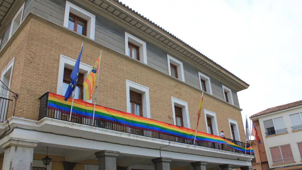 Bandera arco iris en el Ayuntamiento de Sariñena.